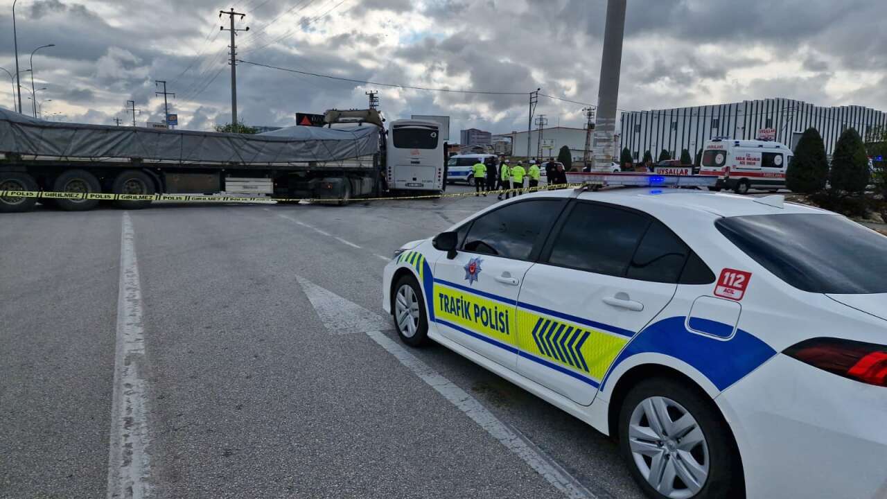 Karaman’da işçi servisi TIR’la çarpıştı! Çok sayıda yaralı var 8